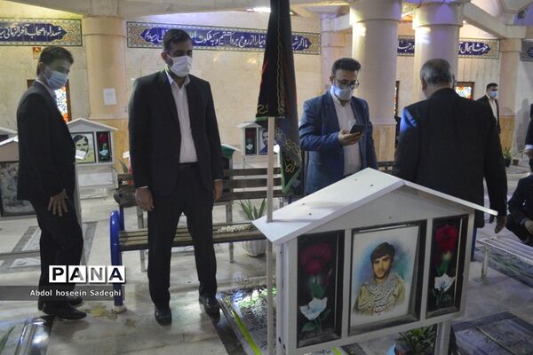 عطر افشانی قبور مطهر شهدا به مناسبت  ایام الله دهه فجر در بوشهر