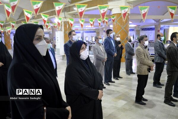 عطر افشانی قبور مطهر شهدا به مناسبت  ایام الله دهه فجر در بوشهر