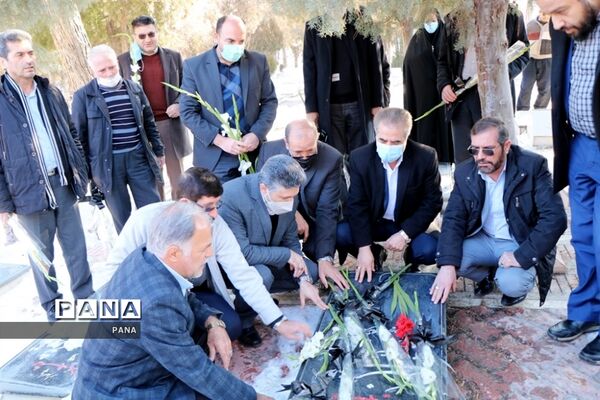 آیین غبار روبی مزار شهدا به‌مناسبت گرامیداشت دهه فجر در ارومیه