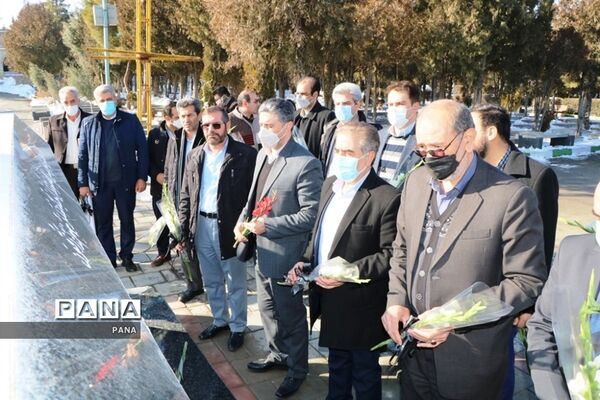 آیین غبار روبی مزار شهدا به‌مناسبت گرامیداشت دهه فجر در ارومیه