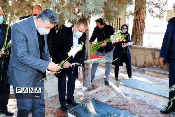 آیین غبار روبی مزار شهدا به‌مناسبت گرامیداشت دهه فجر در ارومیه