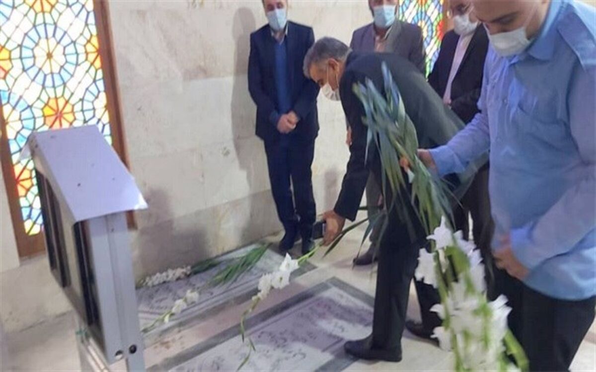 مراسم غبار روبی و عطرافشانی گلزار شهدا در بوشهر