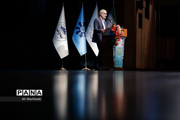 مراسم تجلیل از مدال‌آوران المپیادهای علمی و دانش‌آموزان برگزیده کنگره سراسری قرآن کریم و جشنواره جوان خوارزمی