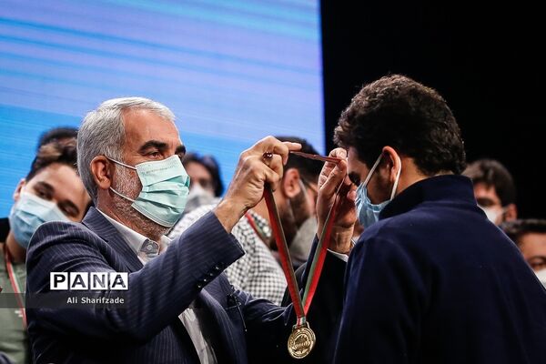 مراسم تجلیل از مدال‌آوران المپیادهای علمی و دانش‌آموزان برگزیده کنگره سراسری قرآن کریم و جشنواره جوان خوارزمی