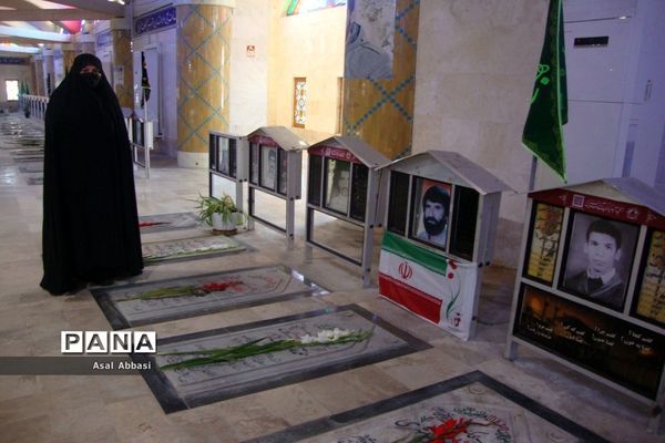 مراسم مهمانی لاله‌ها در گلزار شهدای بوشهر