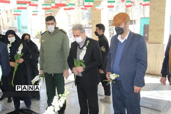 غبار‌روبی مزار شهدای روستای کریتون  و شهر رودهن درسومین روز دهه‌فجر