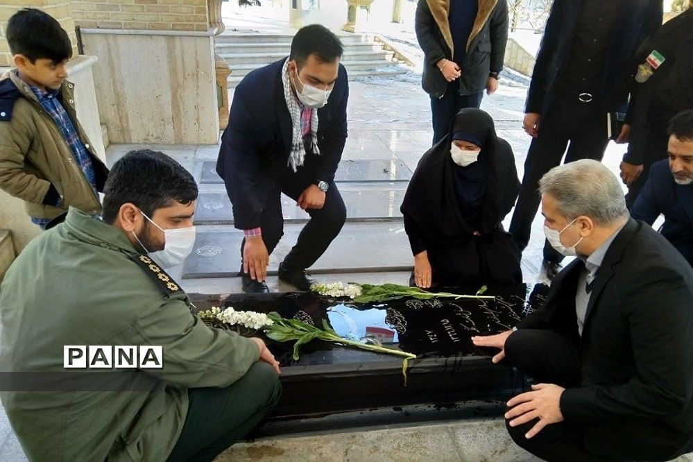 غبار‌روبی مزار شهدای روستای کریتون  و شهر رودهن درسومین روز دهه‌فجر