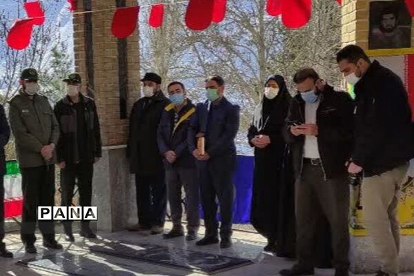 غبار‌روبی مزار شهدای روستای کریتون  و شهر رودهن درسومین روز دهه‌فجر