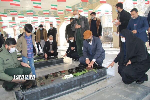 غبار‌روبی مزار شهدای روستای کریتون  و شهر رودهن درسومین روز دهه‌فجر