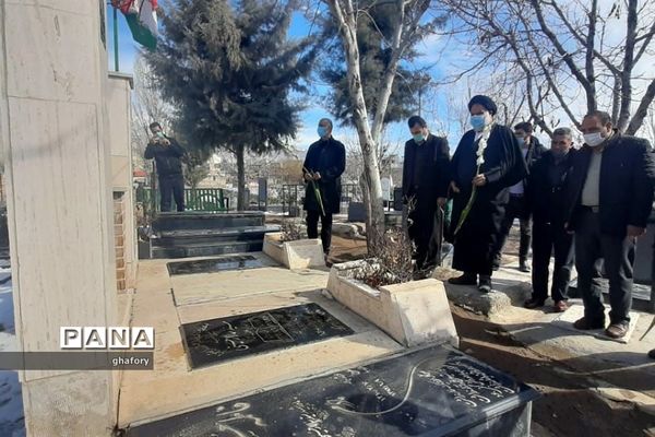 مزار شهدای گرانقدر شهرستان دماوند غبارروبی و عطرافشانی شد