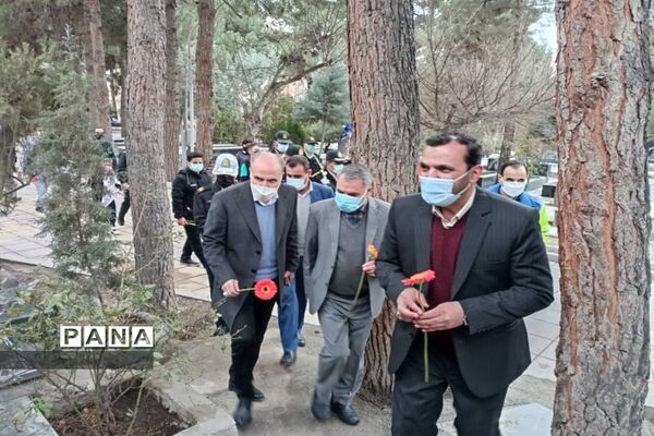 مراسم عطر افشانی و غبار‌روبی مزار شهدای در مشکین دشت کرج