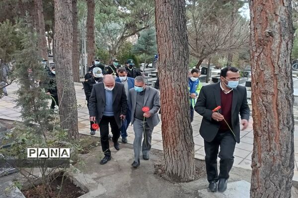 مراسم عطر افشانی و غبار‌روبی مزار شهدای در مشکین دشت کرج