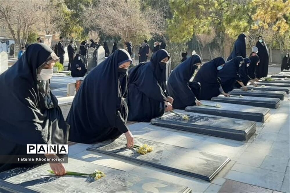 عطرافشانی و غبارویی قبور مطهر شهدا در شیراز