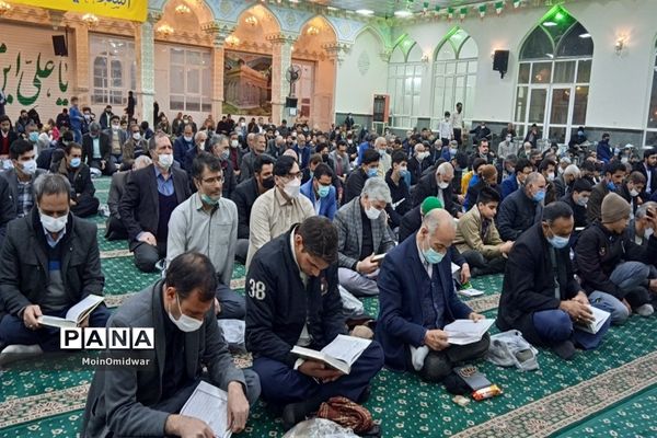 محفل انس با قرآن کریم به مناسبت دهه فجر در امامزاده سید حمزه شهرستان کاشمر