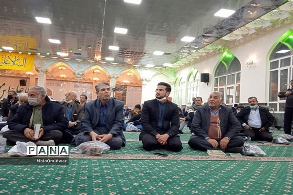 محفل انس با قرآن کریم به مناسبت دهه فجر در امامزاده سید حمزه شهرستان کاشمر