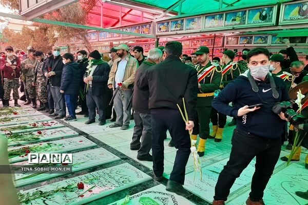 غبارروبی مزار شهدای قم به مناسبت دهه فجر-1