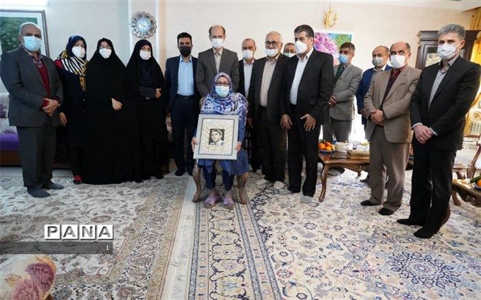 دیدار سرپرست آموزش و پرورش استان اصفهان با خانواده شهید دانش‌آموز محمدرضا حامی