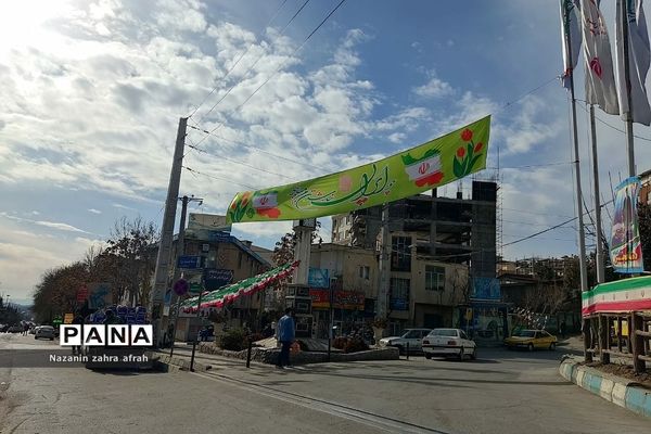 آذین بندی شهر رودهن برای استقبال از ۲۲ بهمن