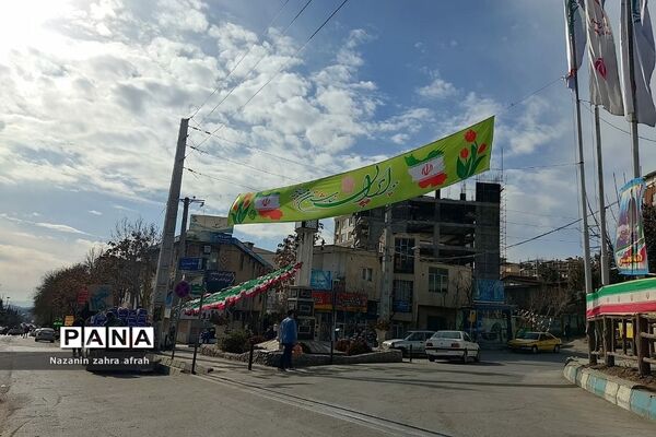 آذین بندی شهر رودهن برای استقبال از ۲۲ بهمن