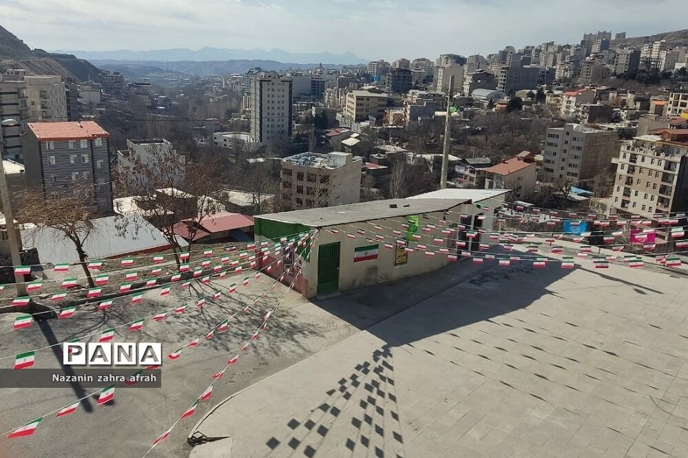 آذین بندی شهر رودهن برای استقبال از ۲۲ بهمن