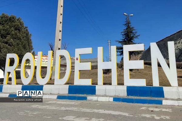 آذین بندی شهر رودهن برای استقبال از ۲۲ بهمن