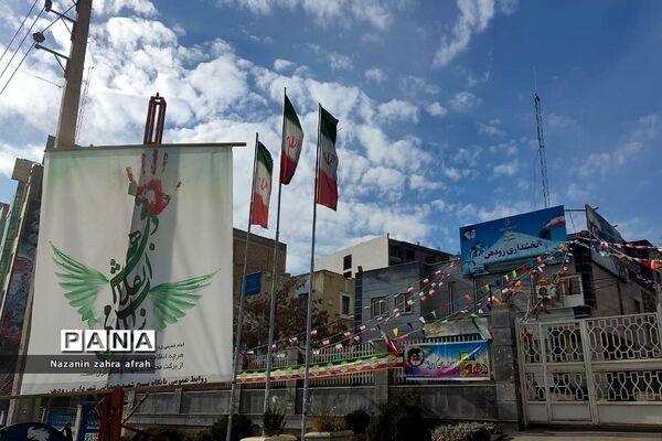 آذین بندی شهر رودهن برای استقبال از ۲۲ بهمن