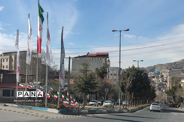 آذین بندی شهر رودهن برای استقبال از ۲۲ بهمن