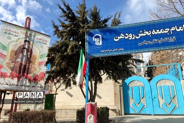 آذین بندی شهر رودهن برای استقبال از ۲۲ بهمن