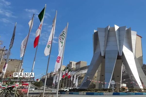 آذین بندی شهر رودهن برای استقبال از ۲۲ بهمن