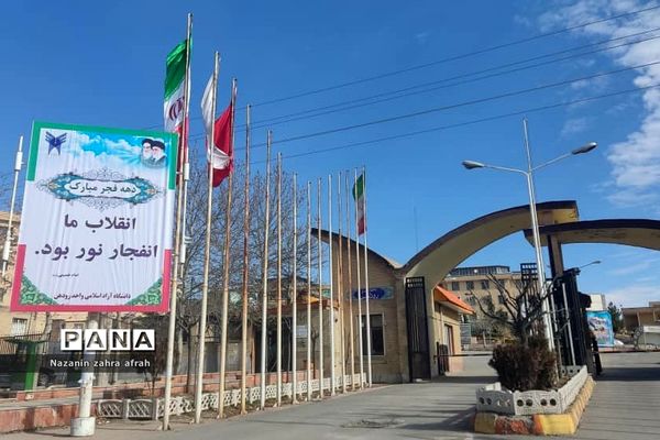 آذین بندی شهر رودهن برای استقبال از ۲۲ بهمن