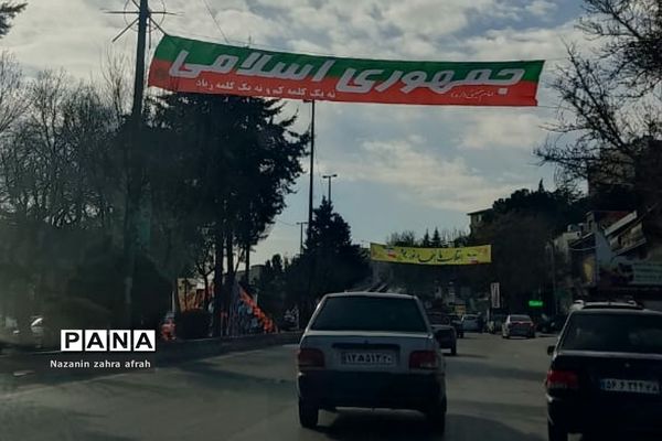 آذین بندی شهر رودهن برای استقبال از ۲۲ بهمن