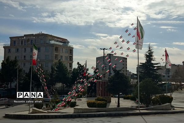 آذین بندی شهر رودهن برای استقبال از ۲۲ بهمن