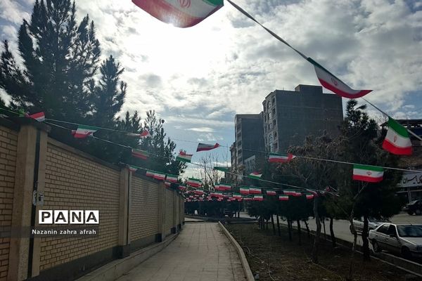آذین بندی شهر رودهن برای استقبال از ۲۲ بهمن