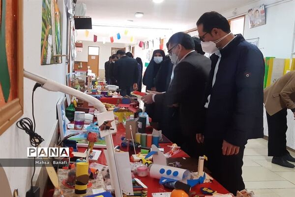 آیین افتتاح نمایشگاه دستاوردهای انقلاب در مدارس آباده