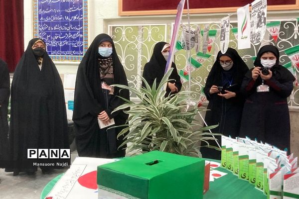 نمایشگاه مدرسه انقلاب دبیرستان فراست منطقه 1