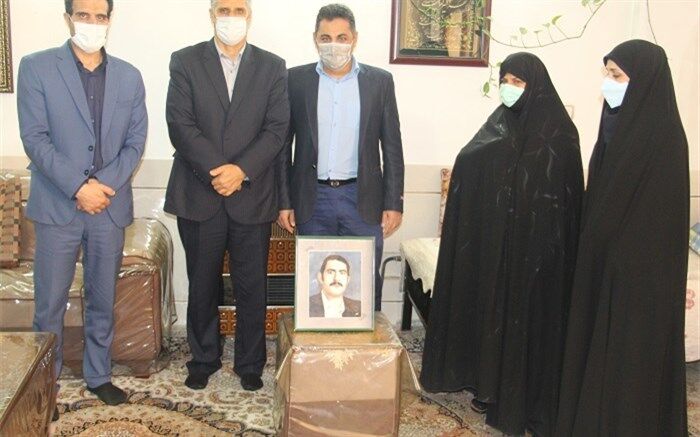دیدار مدیر آموزش وپرورش ناحیه ٢ باخانواده شهید محمد حسینی نژاد