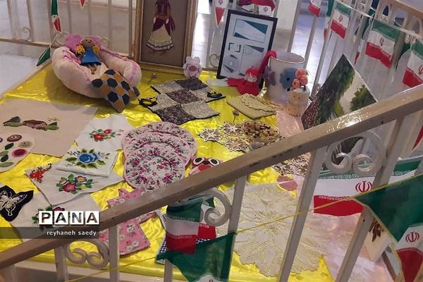 برپایی نمایشگاه انقلاب درمدارس دماوند