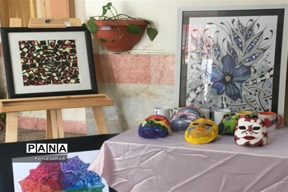 نمایشگاه هدایت تحصیلی در هنرستان فاطمه تعلیمی منطقه ۱۳