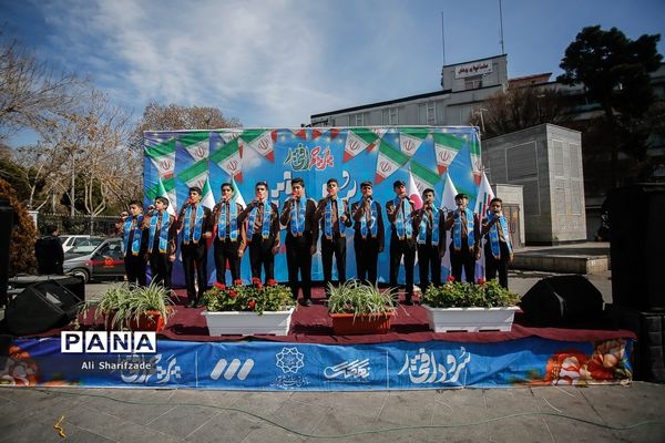 اجرای گروه سرود سازمان دانش آموزی در میدان راه آهن