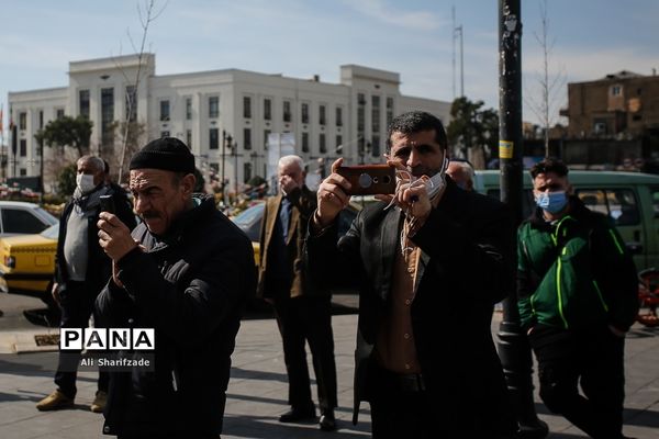 اجرای گروه سرود سازمان دانش آموزی در میدان راه آهن