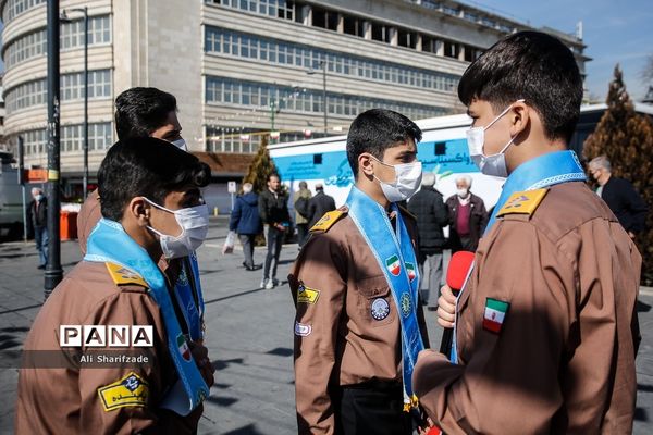 اجرای گروه سرود سازمان دانش آموزی در میدان راه آهن