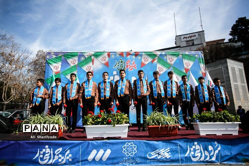 اجرای گروه سرود سازمان دانش آموزی در میدان راه آهن
