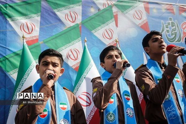 اجرای گروه سرود سازمان دانش آموزی در میدان راه آهن