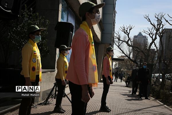 اجرای سرود توسط  پیشتازان سازمان دانش آموزی به مناسبت دهه فجر