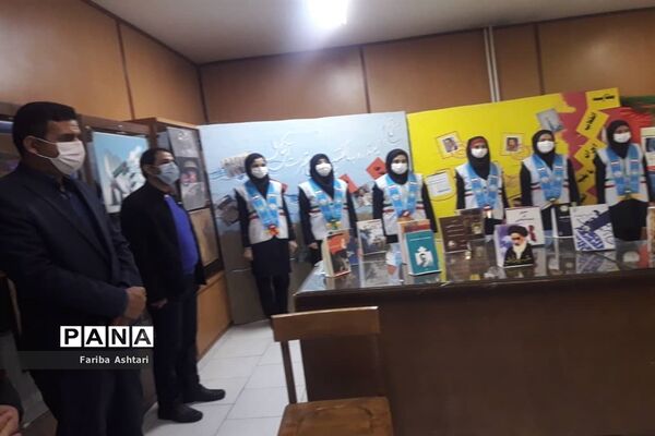 نمایشگاه دستاوردهای انقلاب در دبیرستان شاهد عصمت ناحیه 3 کرج