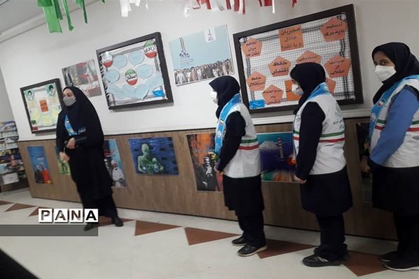نمایشگاه دستاوردهای انقلاب در دبیرستان شاهد عصمت ناحیه 3 کرج