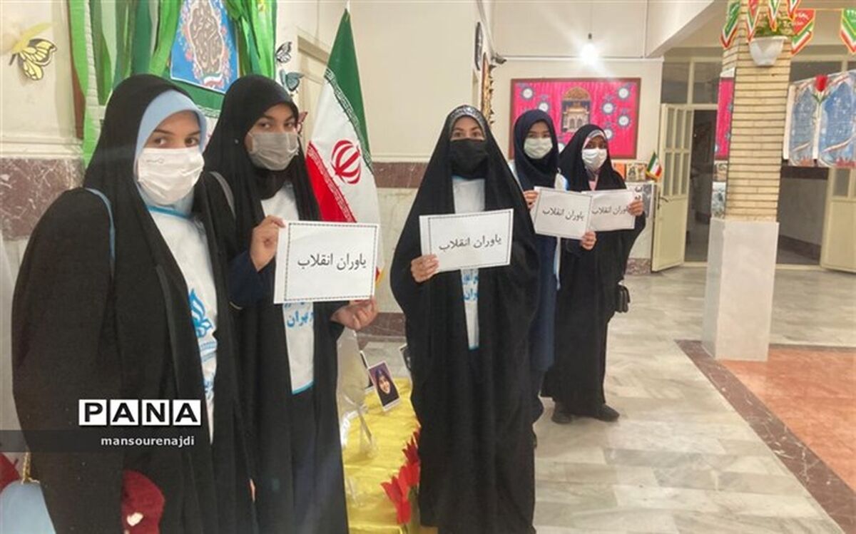 برگزاری مانور یاوران انقلاب و برگزاری نمایشگاه مدرسه انقلاب توسط پیشتازان منطقه یک