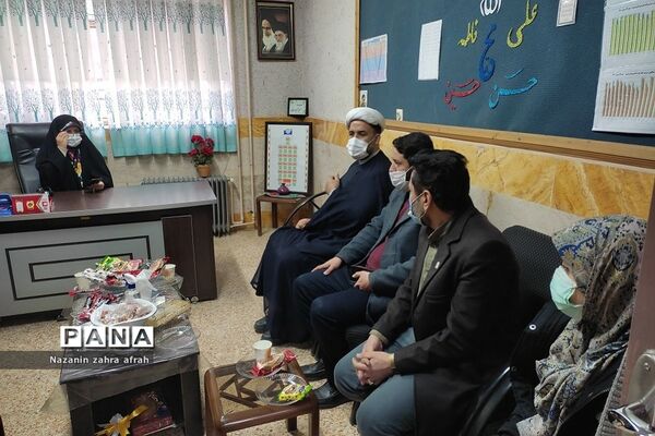 بازدید رئیس اتحادیه انجمن‌های اسلامی تهران از نمایشگاه‌های انقلاب مدارس رودهن