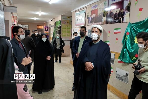بازدید رئیس اتحادیه انجمن‌های اسلامی تهران از نمایشگاه‌های انقلاب مدارس رودهن