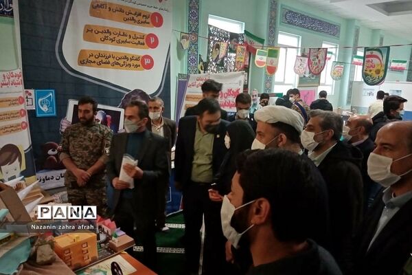 بازدید رئیس اتحادیه انجمن‌های اسلامی تهران از نمایشگاه‌های انقلاب مدارس رودهن